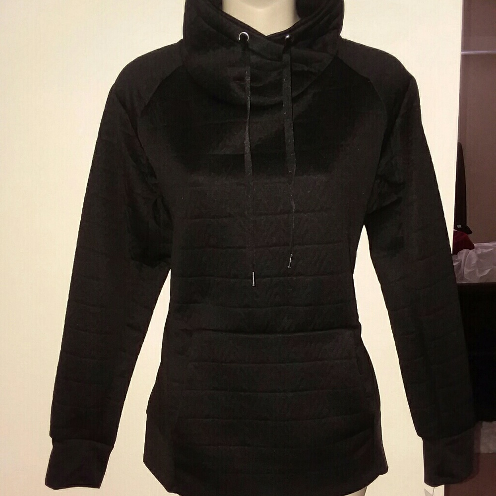 Black quilted pattern sweatshirt with cowl neck